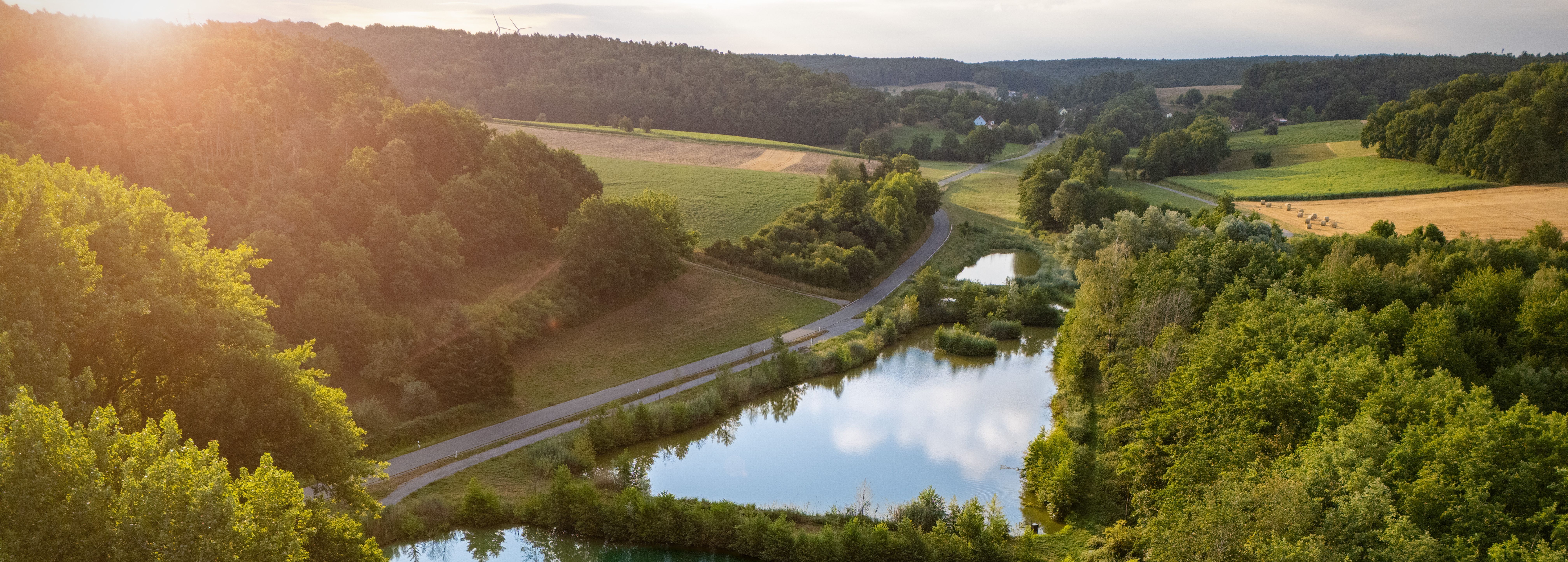 Mittelfränkische Teichlandschaft umgeben von Feldern und Wald
